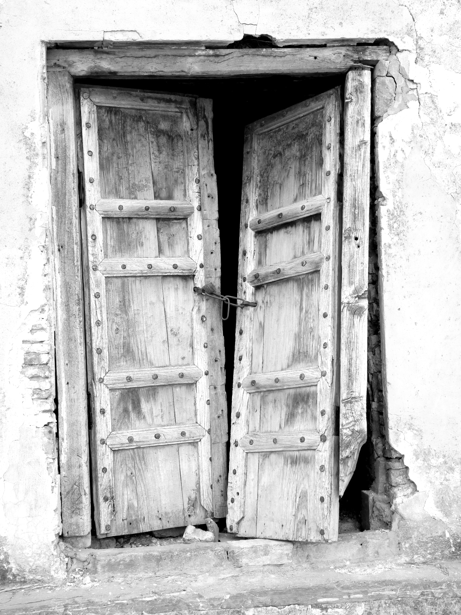 Откройте дверь руин. Заколоченная дверь. Старая заколоченная дверь. Разбитая дверь. Сломанная деревянная дверь.